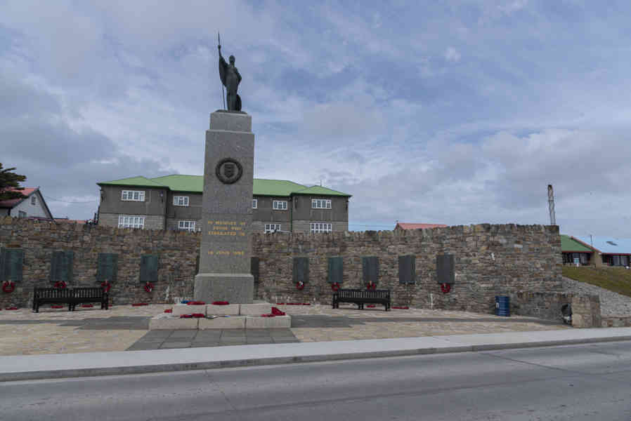 Islas Falkland o Malvinas 010 - Port Stanley - monumento a la Liberación.jpg